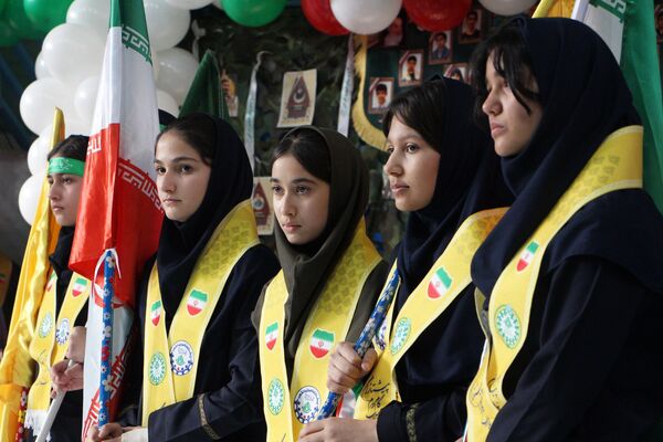 هم‌سرایی هزار نفری دانش‌آموزان یاور انقلاب در اسلامشهر