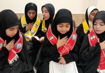 قرائت زیارت عاشورا توسط دانش‌آموزان عضو سازمان دانش‌آموزی به‌مناسبت فرا رسیدن هفتمین روز شهید جمهور 