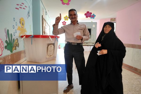 مشارکت حداکثری مردم شهیدپرور شهر تیتکانلو بخش خبوشان پای صندوق‌های رأی 