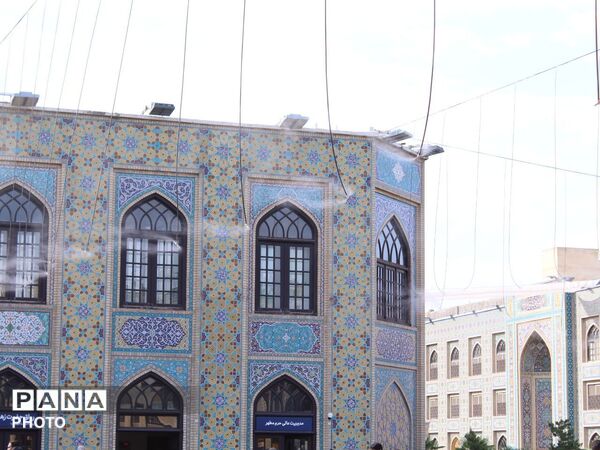 بارگاه منوّر رضوی در سالروز شهادت امام رضا (ع) یکپارچه سیاهپوش و لبریز از سوز و گداز عزاداران شد