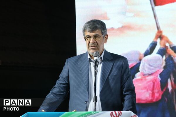 لاله‌های آسمانی در دبستان دخترانه حسین فاطمه یزد شکوفا شدند