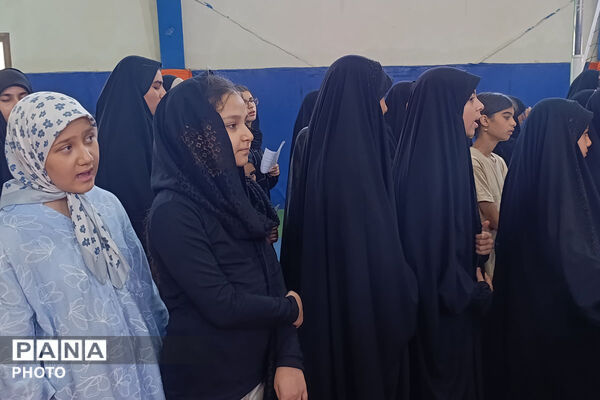 بازدید مدیرکل آموزش و پرورش خراسان شمالی از تمرین سرود «رهبر شهیدم» دانش‌آموزان بجنوردی