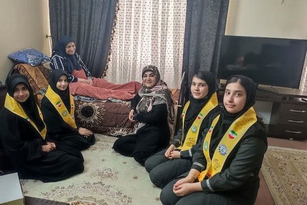  دیدار دانش‌آموزان  پیشتاز دبیرستان پویش دماوند با مادر شهید محمدخانی 