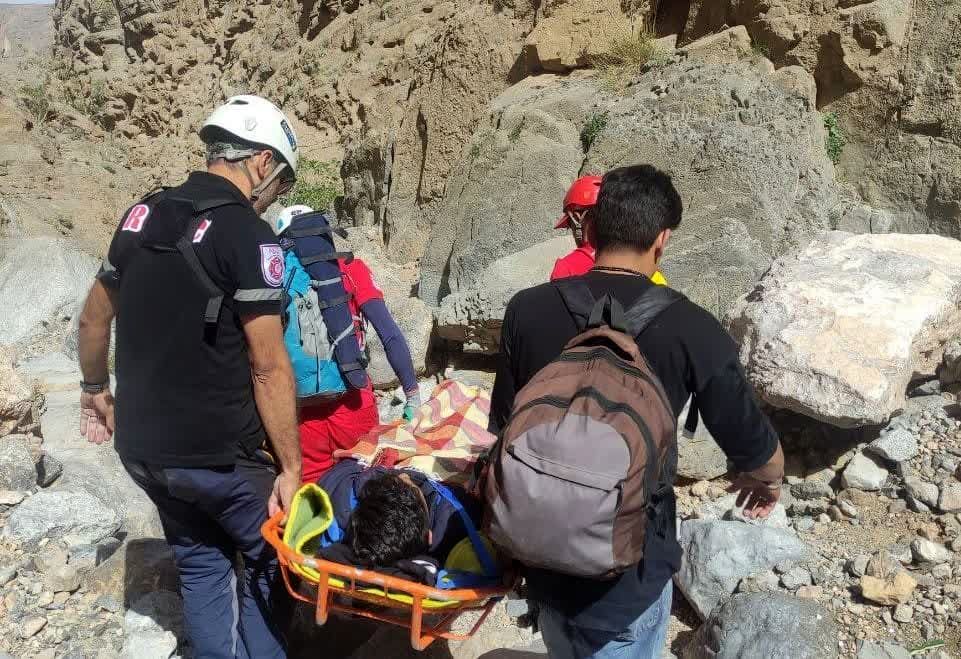 نجات جوان 19 ساله در ارتفاعات مهریز
