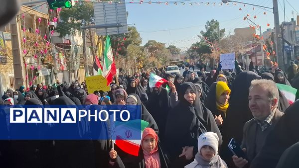 خروش مردم دامغان در راهپیمایی ۲۲ بهمن