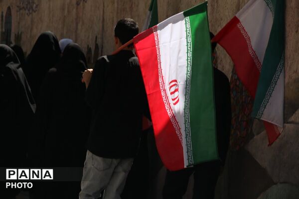 مردم در میدان، پای کار انقلاب اسلامی