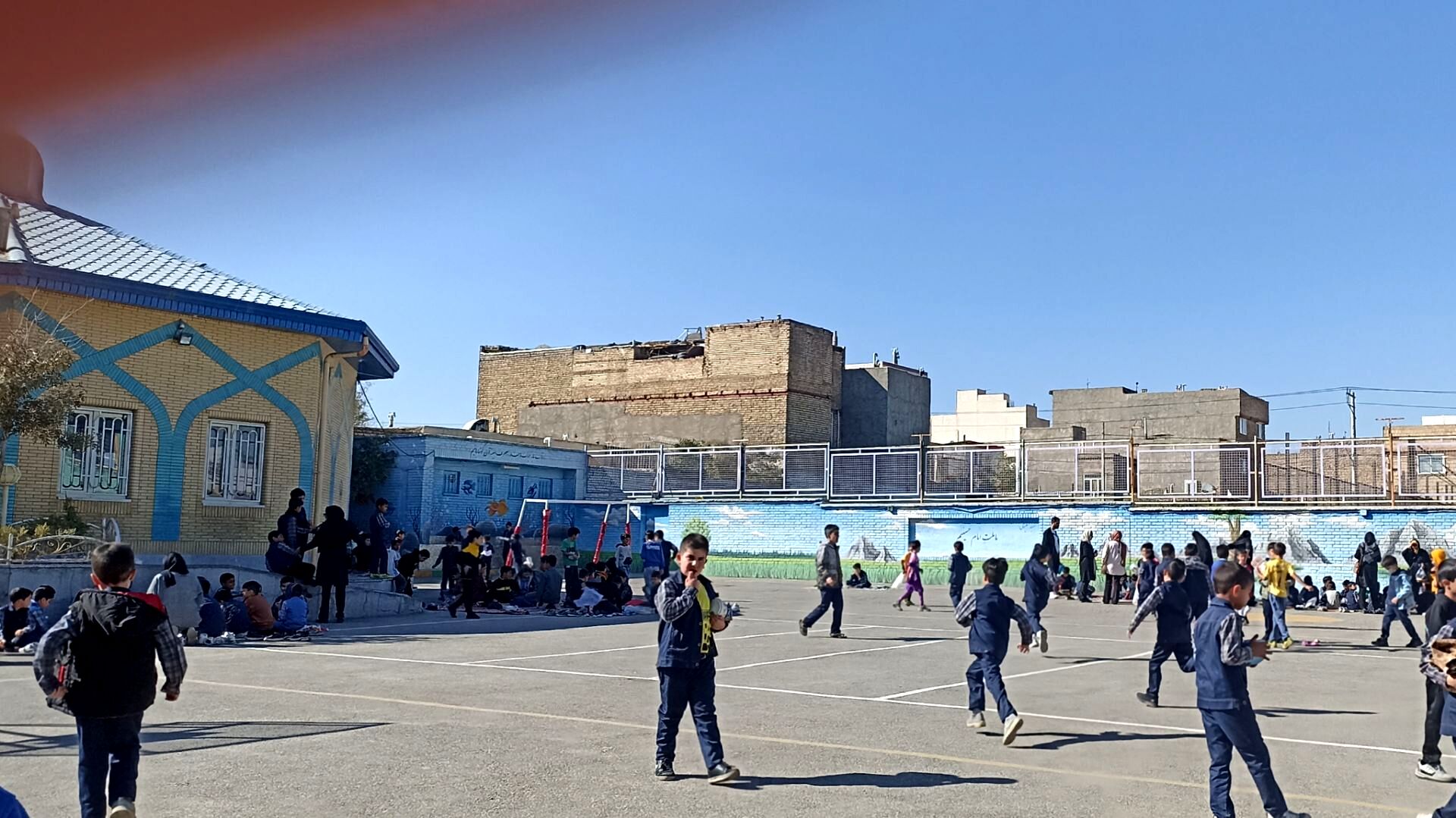ترویج تغذیه سالم با برگزاری اردوی حیاطی در دبستان فطرت