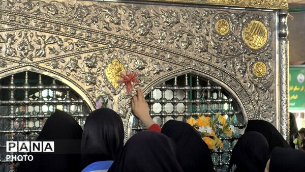 فارسان در جشن دهه کرامت؛ گردهمایی مردم در بارگاه امامزاده 