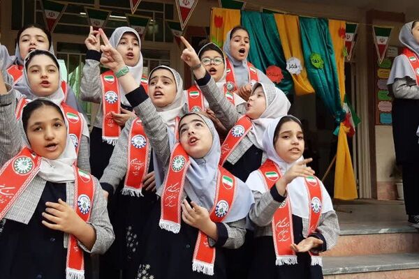 جشن پیروری انقلاب اسلامی در دبستان شهید آقچه‌لو رباط‌کریم