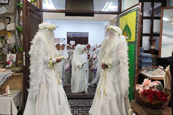 حضور دختران دبستان حکمت نبوی ناحیه دو شهرری در مراسم جشن عبادت