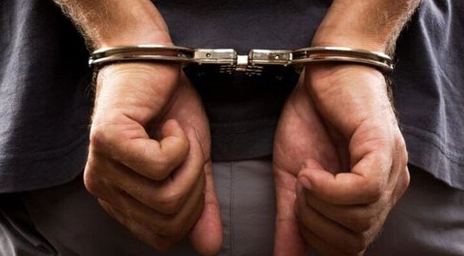 دستگیری دلال ارزی و کشف ۳۲۰ هزار دلار در تهران