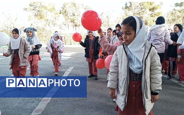 جشن انقلاب در دبستان لاله‌های انقلاب 