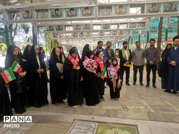آیین گلباران مزار شهدا در سالروز تاسیس سازمان دانش‌آموزی