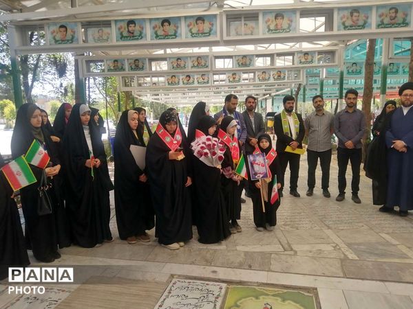 آیین گلباران مزار شهدا در سالروز تاسیس سازمان دانش‌آموزی