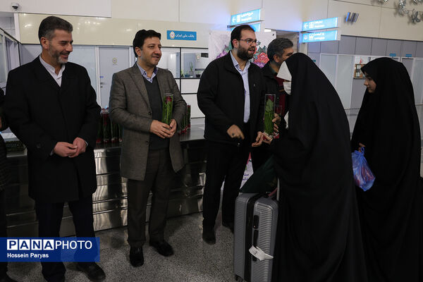 استقبال از آخرین کاروان عمره‌گذار دانش‌آموزی از سکوی پروازی تهران