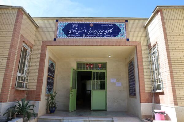 بازدید مدیر کل میراث فرهنگی، گردشگری و صنایع دستی فارس از نمایشگاه آثار هنرمندان در رشته های تابلو فرش و سفال
