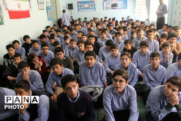 طنین «لبیک یا الله» در جشن تکلیف دبیرستان شاهد سالار شهیدان