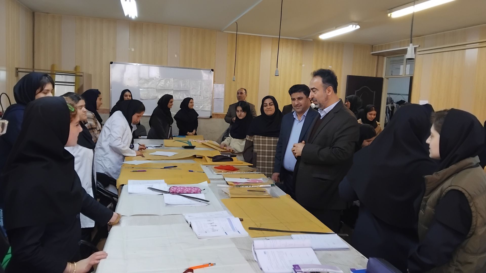 نمایشگاه هنر نقاشی ایرانی و کارگاه خیاطی هنرستان چمران نظرآباد