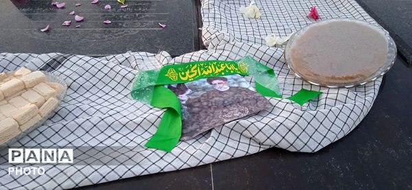  مردم در کنار شهدا، با نماز و زیارت تحویل سال را آغاز کردند