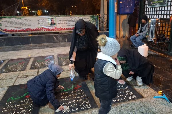 غبارروبی مزار شهدای گمنام توسط نوجوانان جهادگر شیرازی