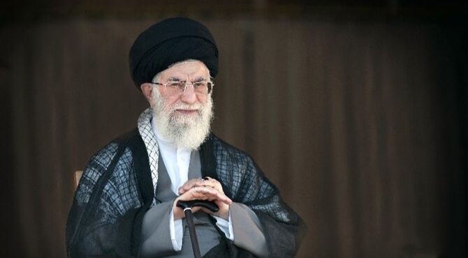رهبر شهید انقلاب اسلامی، آیت‌ الله خامنه‌ای، الگوی ایثار و مقاومت