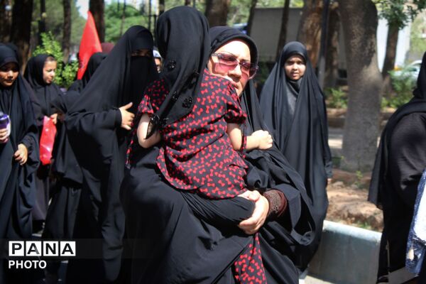خادمِ کوچک، عشقِ بزرگ