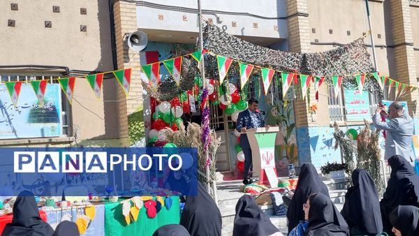 آیین نمادین نواختن زنگ مهر و مقاومت در دبیرستان حضرت معصومه(س) شهرستان فیروزکوه 