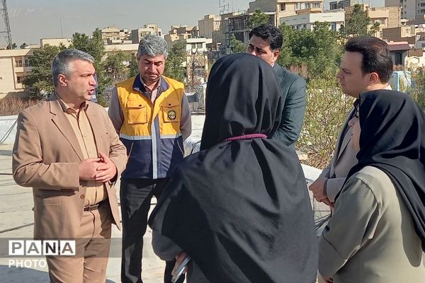 نصب پنل‌های خورشیدی و اتصال آن به شبکه برق رسانی منطقه در هنرستان قدس ناحیه دو شهرری 