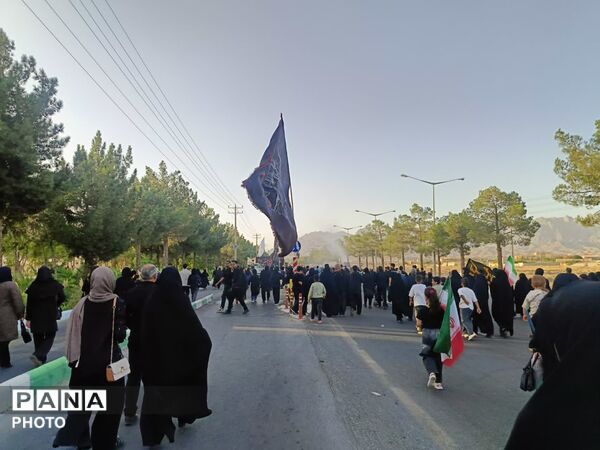 رقص پرچم‌ها در باد عزای کاشمر هم‌صدایی آسمان با زائران