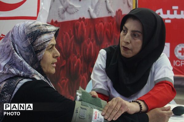 آموزش امداد و نجات در قلب همدان؛ میدان امام میزبان فعالیت‌های جمعیت هلال‌احمر شد
