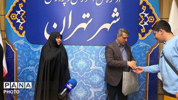تقدیر از دانش‌آموزخبرنگاران، نمایندگان مجلس و مجامع دانش‌آموزی در نشست گفت‌وگوی بین‌نسلی تهران