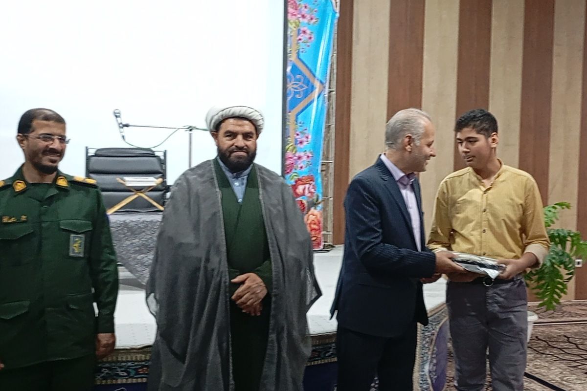 تقدیر از منتخبین مسابقات قرآن، عترت و نماز شهرستان شهریار 