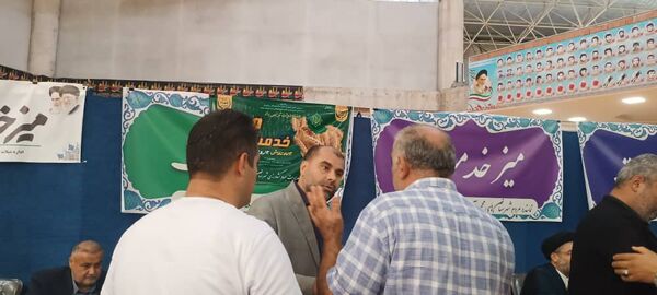 برپایی میز خدمت ادارات در مصلای نماز جمعه شهرستان محمودآباد