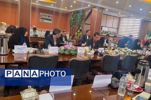 نشست هم‌اندیشی معاونین آموزش متوسطه در اداره رباط‌کریم