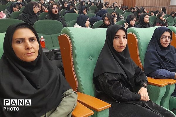  کارگاه تفکر دیزاین در تولید اکسسوری چرمی با حضور هنرجویان و هنرآموزان هنرستان‌های ملارد