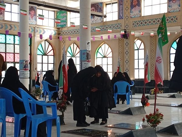 محفل شهدا در گلزار شهدای شهر بن 