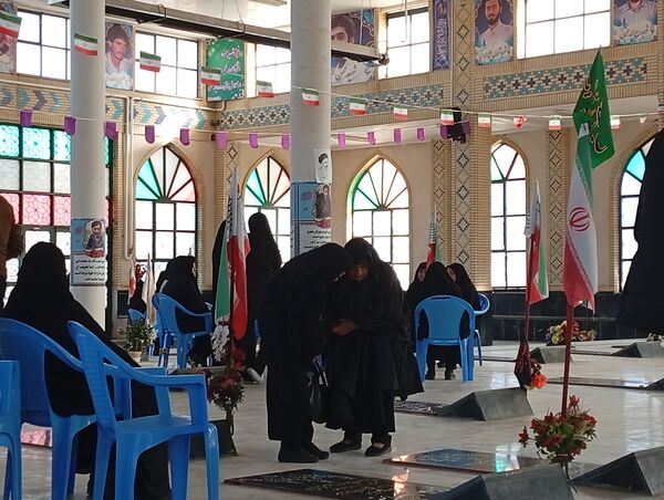 محفل شهدا در گلزار شهدای شهر بن 