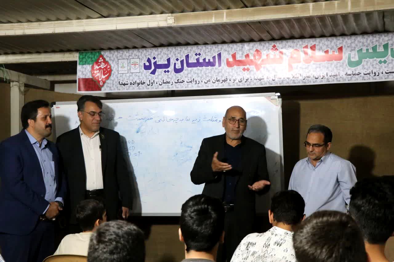 همه پای کار شهدا؛ از دانش‌آموزان تا مدیرکل در موکب نایب‌الشهید یزد