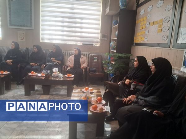 جلسه شورای دبیران مدرسه انیس خوش قدم ناحیه دو 