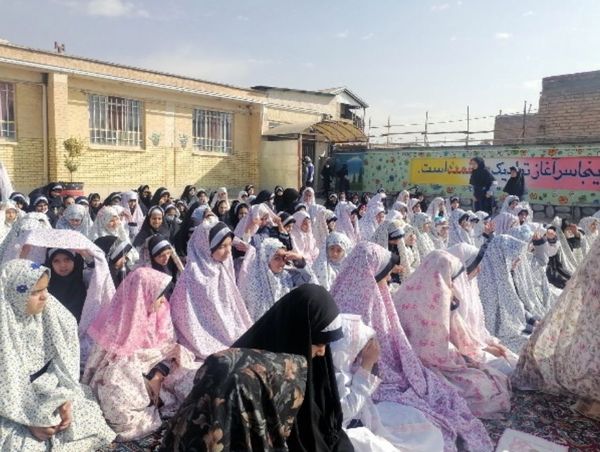 اقامه نماز باران  در دبستان ناهید نخودی 