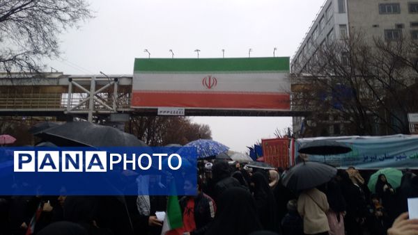 جلوه‌های دانش‌آموزی راهپیمایی ۲۲بهمن در تبریز