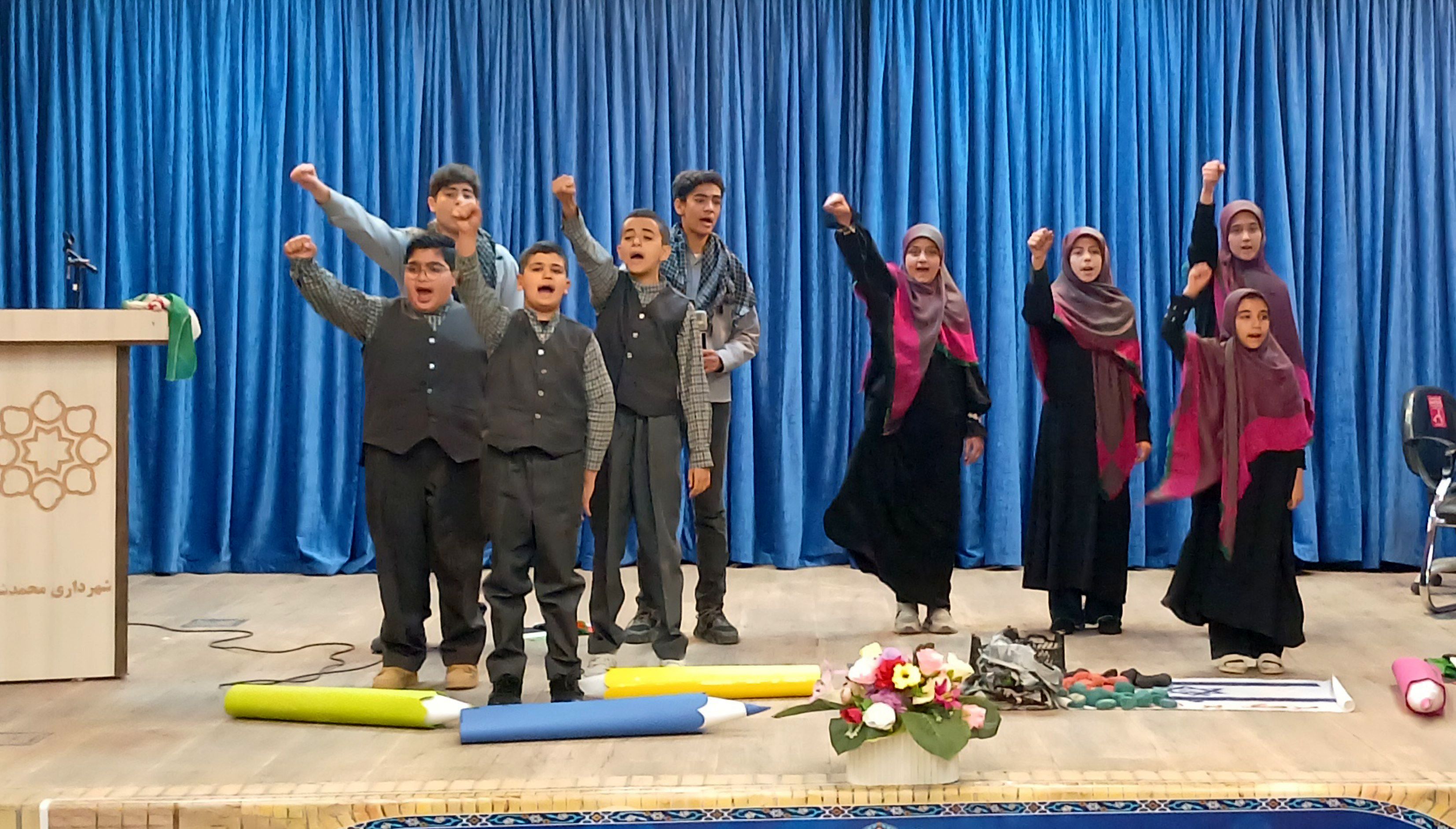 تقدیر از دانش‌آموزان فعال محمدشهری در زمینه‌های فرهنگی و هنری