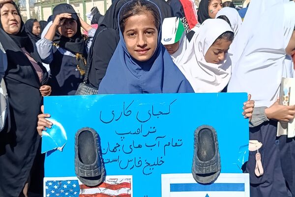 حضور پرشور دانش‌آموزان فشافویه در راهپیمایی ۱۳ آبان