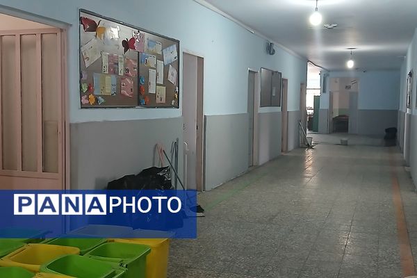 دبیرستان دخترانه بعثت۲ شهرک وایین در تدارک پروژه مهر با توزیع کتاب و لباس فرم