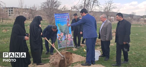 کاشت چهل نهال یادبود چهلم شهدای دانش‌آموزی مدرسه شجره طیبه میناب در اردوگاه الغدیر تبریز 