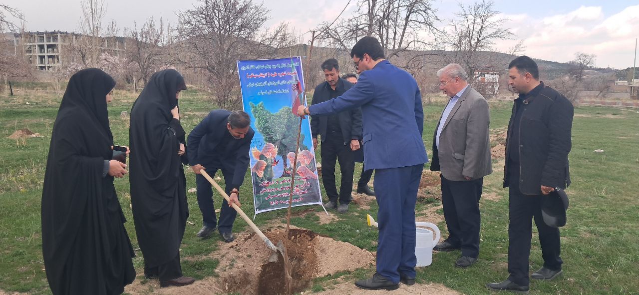 کاشت چهل نهال یادبود چهلم شهدای دانش‌آموزی مدرسه شجره طیبه میناب در اردوگاه الغدیر تبریز 