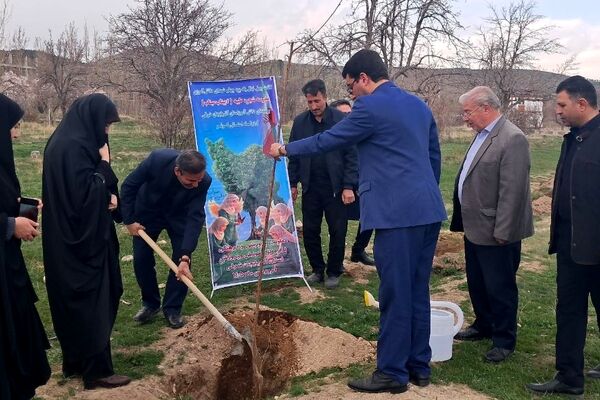 کاشت چهل نهال یادبود چهلم شهدای دانش‌آموزی مدرسه شجره طیبه میناب در اردوگاه الغدیر تبریز 