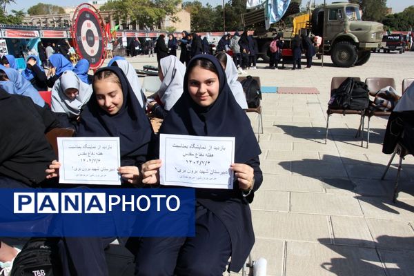 نمایشگاه هفته دفاع مقدس لاله‌های روشن در تبریز 