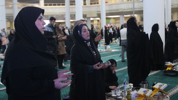 محفل قرآنی خانوادگی و افطاری ساده در مصلی خاتم‌الانبیا زنجان