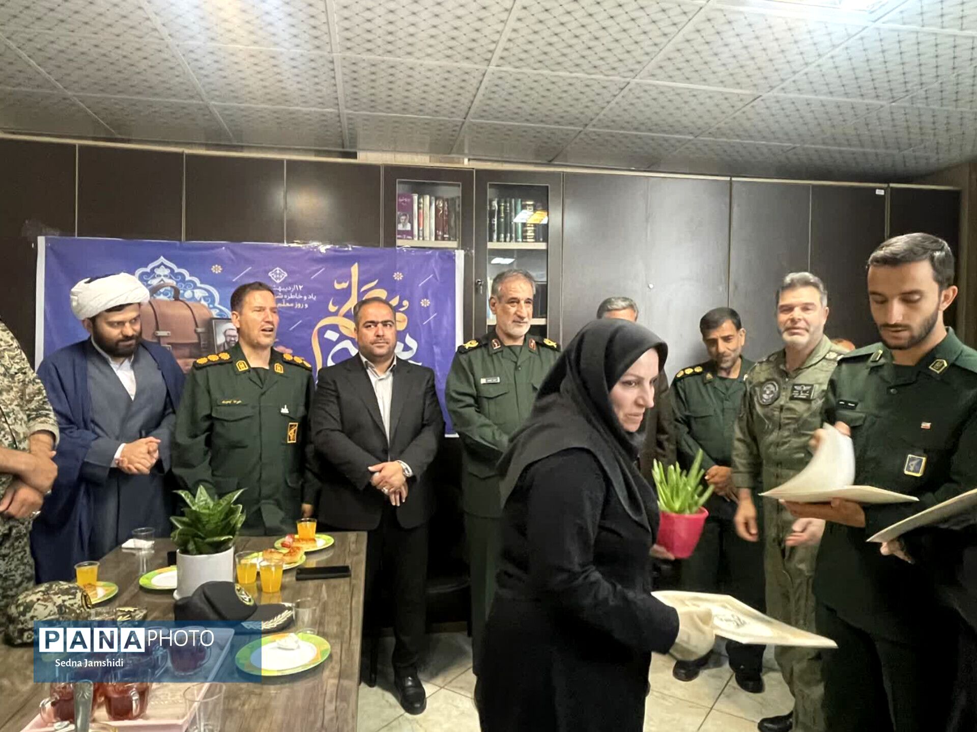 مدرسه‌ای که در هفته معلم رنگ افتخار گرفت
